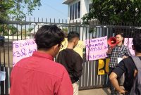 Mahasiswa saat aksi unjuk rasa di depan kantor BPJN Banten. (Foto: Aripin/TotalBanten.com)