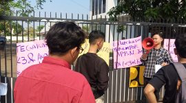 Mahasiswa saat aksi unjuk rasa di depan kantor BPJN Banten. (Foto: Aripin/TotalBanten.com)