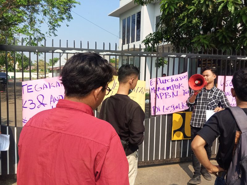 Mahasiswa saat aksi unjuk rasa di depan kantor BPJN Banten. (Foto: Aripin/TotalBanten.com)