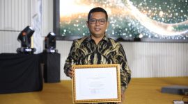 Gubernur Banten Andra Soni saat menerima penghargaan Provinsi Layak Anak. 