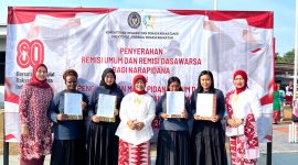 Kepala Lapas Perempuan Kelas IIA Tangerang, Prihartati (Tengah) saat Berfoto dengan Narapidana. (dok)