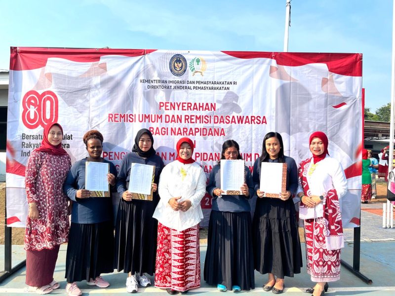 Kepala Lapas Perempuan Kelas IIA Tangerang, Prihartati (Tengah) saat Berfoto dengan Narapidana. (dok)