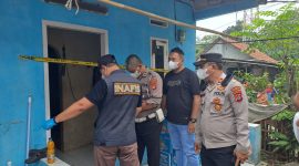 Anggota Polsek Tigaraksa saat Olah Tempat Kejadian Perkara (TKP) Penemuan Jenazah di Rumah Kontrakan. (Dok)