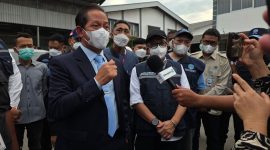 Menteri LH Hanif Faisol Nurofiq memberikan keterangan pers usai melakukan penghentian operasional PT Bahari Makmur Sejati. (Dok)