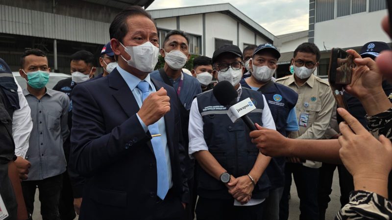 Menteri LH Hanif Faisol Nurofiq memberikan keterangan pers usai melakukan penghentian operasional PT Bahari Makmur Sejati. (Dok)