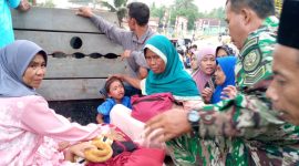 Seorang ibu hamil di Kecamatan Cibaliung, Pandeglang melahirkan di lokasi penyaluran bansos. (Dok)