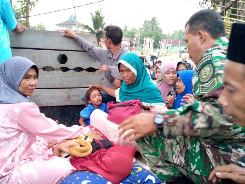 Seorang ibu hamil di Kecamatan Cibaliung, Pandeglang melahirkan di lokasi penyaluran bansos. (Dok)