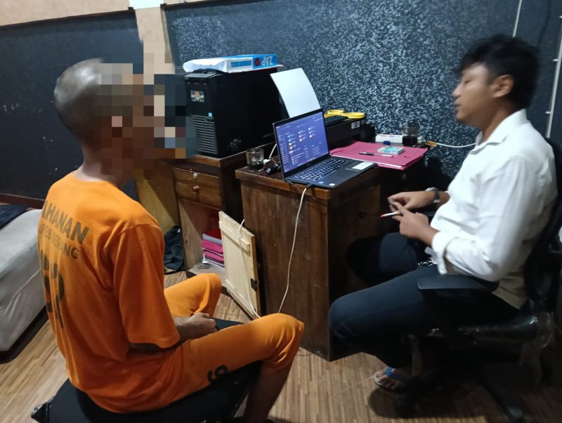Penjaga Kolam Ikan, Anggi saat Menjalani BAP Kasus Narkoba di Polres Serang. (Dok/Total Banten)