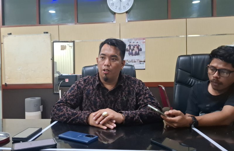 Juru Bicara DPRD Kabupaten Serang Azwar Anas saat diwawancarai wartawan di Komisi IV. 