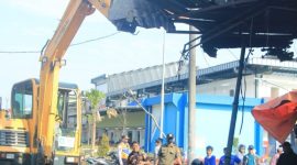 Satpol PP Kota Tangerang saat melakukan pembongkaran bangun PKL Pasar Anyar. (FOTO; Azis/TotalBanten.com)