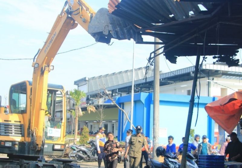 Satpol PP Kota Tangerang saat melakukan pembongkaran bangun PKL Pasar Anyar. (FOTO; Azis/TotalBanten.com)