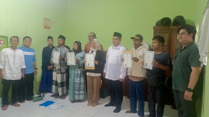 Wali Murid didampingi pengacara dan Kemenag Kota Serang saat pengambilan ijazah di Ponpes Al Dzikri