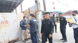 Oknum penjaga pabrik sebelum saat terjadi pengeroyokan terhadap wartawan