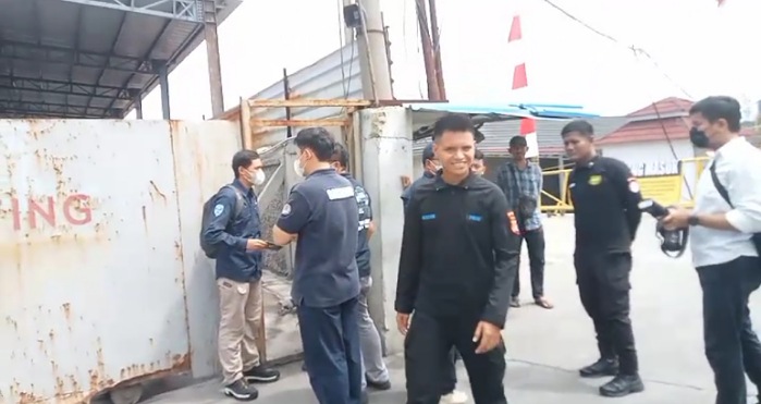 Oknum penjaga pabrik sebelum saat terjadi pengeroyokan terhadap wartawan