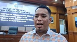 Anggota Komisi IV DPRD Kabupaten Serang, Azwar Anas saat memberikan keterangan pers. (FOTO; Saepul Aripin/Total Banten)