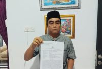 Nana Sumarna saat Menunjukan Bukti Dugaan Penipuan. (Dok)
