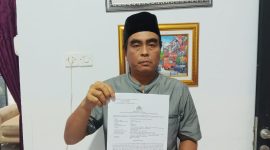 Nana Sumarna saat Menunjukan Bukti Dugaan Penipuan. (Dok)
