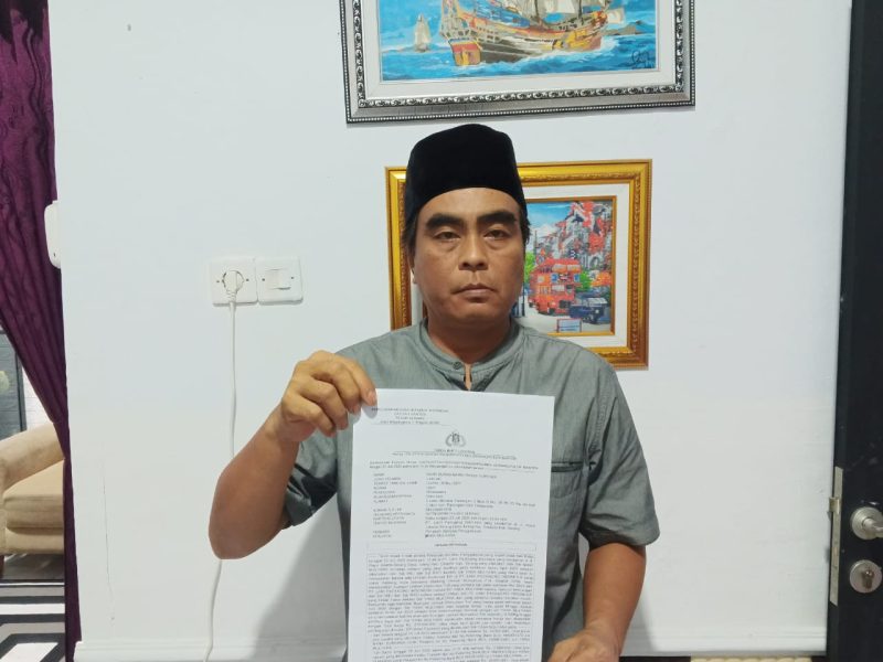 Nana Sumarna saat Menunjukan Bukti Dugaan Penipuan. (Dok)
