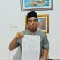 Nana Sumarna saat Menunjukan Bukti Dugaan Penipuan. (Dok)