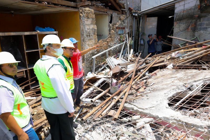 Wakil Wali Kota Tangerang Selatan, Pilar Saga Ichsan saat meninjau lokasi ledakan di Pamulang. (Dok)