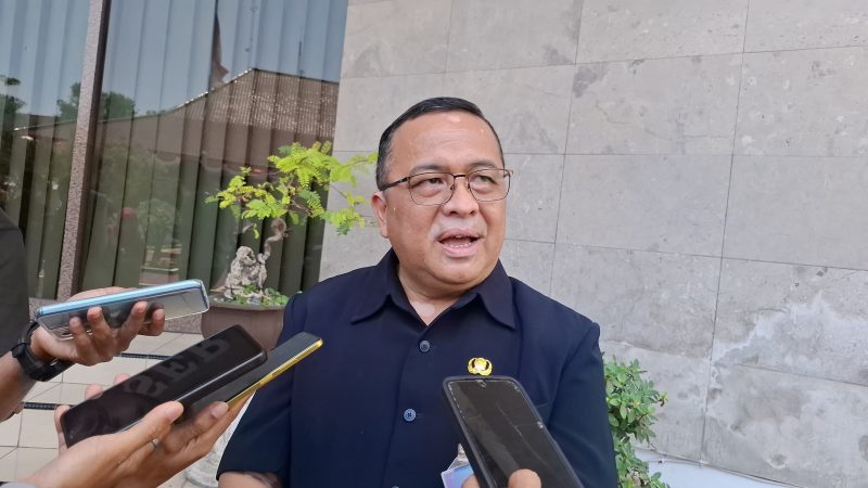 Kepala Dinkes Kabupaten Serang, Rachmat Fitriadi saat memberikan keterangan pers terkait kasus keracunan MBG di SMPN 1 Kramatwatu. (FOTO: Saepul Aripin/TotalBanten.com)