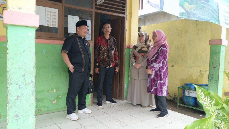Anggota DPRD Kabupaten Serang saat Meninjau SDN Palamakan 1 yang Nyari Ambruk. (FOTO; Saepul Aripin/TotalBanten.com)
