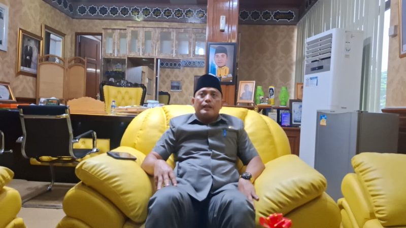 Ketua DPRD Kabupaten Serang, Bahrul Ulum saat Memberikan Keterangan Pers. (Saepul Aripin/TotalBanten.com)