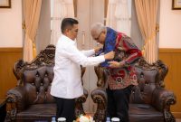 Gubernur Banten Andra Soni dan Ketua Umum PWI Pusat Akhmad Munir usai audiensi di Gedung Negara, Kota Serang. (Ist)