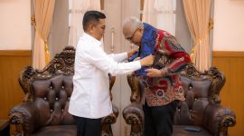 Gubernur Banten Andra Soni dan Ketua Umum PWI Pusat Akhmad Munir usai audiensi di Gedung Negara, Kota Serang. (Ist)