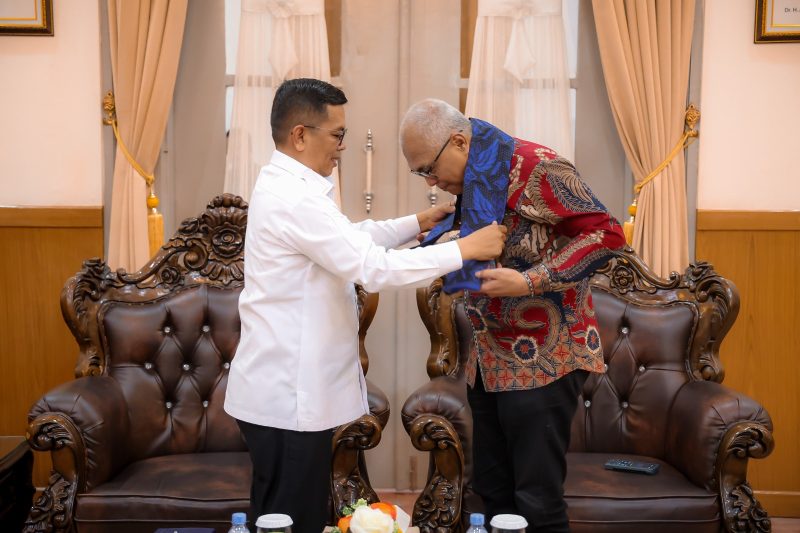 Gubernur Banten Andra Soni dan Ketua Umum PWI Pusat Akhmad Munir usai audiensi di Gedung Negara, Kota Serang. (Ist)