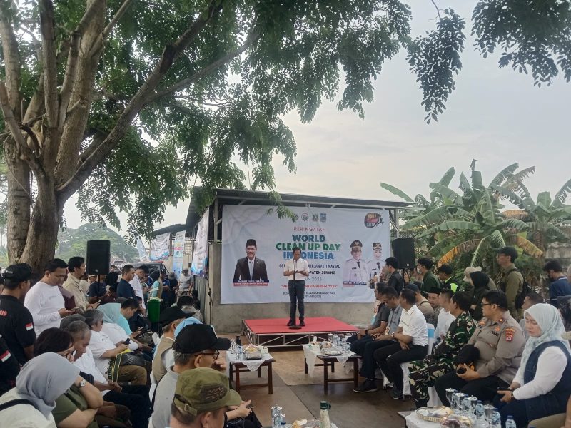 Menteri Lingkungan Hidup Hanif Faisol Nurofiq saat Sambutan di acara World Clean Up Day di Serang. (FOTO; Saepul Aripin/TotalBanten.com)