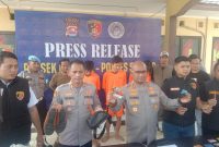 Kapolres Serang, AKBP Condro (kedua dari kanan) menunjukan barang bukti pelaku pencuri ganjal ATM. (Foto: Ipung)