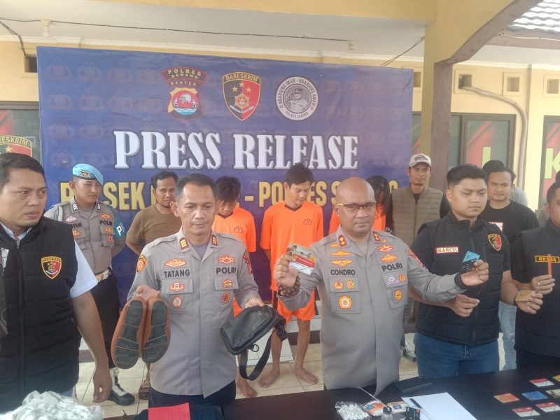 Kapolres Serang, AKBP Condro (kedua dari kanan) menunjukan barang bukti pelaku pencuri ganjal ATM. (Foto: Ipung)