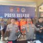 Kapolres Serang, AKBP Condro (kedua dari kanan) menunjukan barang bukti pelaku pencuri ganjal ATM. (Foto: Ipung)