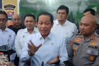 Menteri Lingkungan Hidup, Hanif Faisol Nurofiq saat Memberikan Keterangan Pers terkait Paparan Radioaktif di Cikande, Kabupaten Serang. (FOTO: Saepul Aripin/TotalBanten.com)