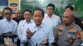 Menteri Lingkungan Hidup, Hanif Faisol Nurofiq saat Memberikan Keterangan Pers terkait Paparan Radioaktif di Cikande, Kabupaten Serang. (FOTO: Saepul Aripin/TotalBanten.com)