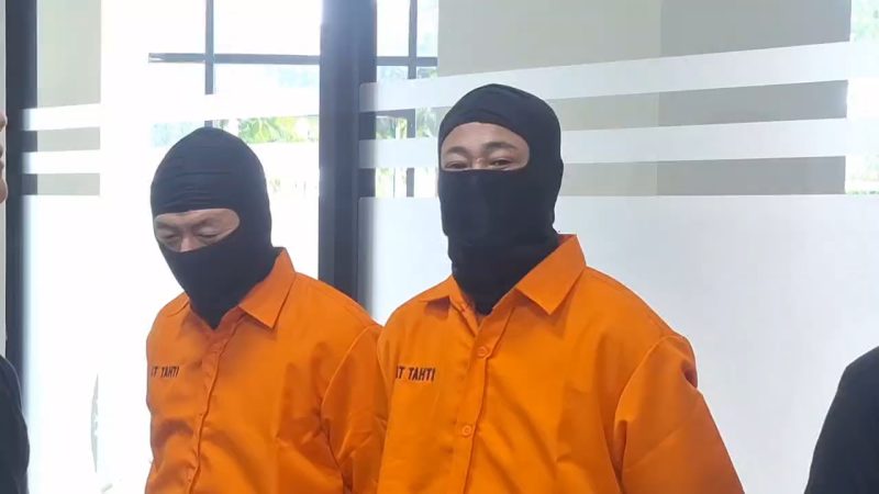 Dua Warga Cina yang Bobol Rumah warga Tangerang saat Dihadirkan dalam Konferensi Pers di Polresta Metro Tangerang. (Azis/TotalBanten.com)