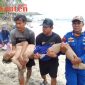 Tim SAR gabungan saat Mengevakuasi Korban Tenggelam di Pesisir Cinangka, Kabupaten Serang. Satu korban masih dalam proses pencarian. (Dok)