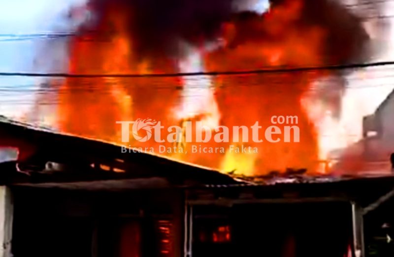 Kebakaran Asrama Polisi di Tangerang Selatan. (Total Banten)