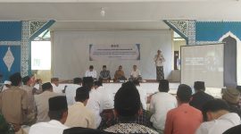 Kepala BNN Provinsi Banten Brigjen Pol. Drs. Rohmad Nursahid bersama Ketua PCNU Kota Serang KH Saifun Nawasi dalam kegiatan sosialisasi bahaya narkoba di Majelis Pusat as-Syarqowi Pondok Pesantren Al-Fathaniyah, Tengkele, Cipocok Jaya, Kota Serang, Selasa, 21 Oktober 2025