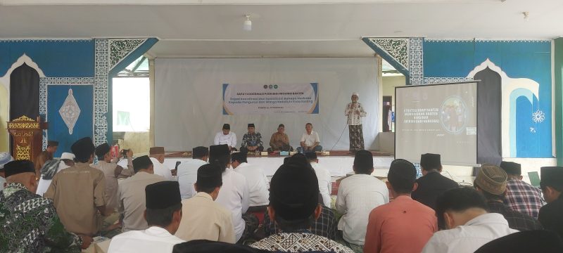 Kepala BNN Provinsi Banten Brigjen Pol. Drs. Rohmad Nursahid bersama Ketua PCNU Kota Serang KH Saifun Nawasi dalam kegiatan sosialisasi bahaya narkoba di Majelis Pusat as-Syarqowi Pondok Pesantren Al-Fathaniyah, Tengkele, Cipocok Jaya, Kota Serang, Selasa, 21 Oktober 2025