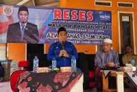 Azwar Anas berbincang dengan warga Kecamatan Kragilan saat reses Masa Persidangan I Tahun 2025–2026.