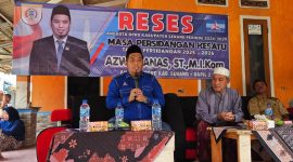 Azwar Anas berbincang dengan warga Kecamatan Kragilan saat reses Masa Persidangan I Tahun 2025–2026.