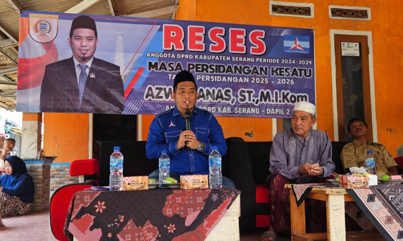 Azwar Anas berbincang dengan warga Kecamatan Kragilan saat reses Masa Persidangan I Tahun 2025–2026.