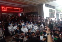 Mahasiswa dari HMI Cabang Serang saat Menyampaikan Tuntutan dalam HUT Kabupaten Serang ke-499. (FOTO; Saepul Aripin/Total Banten)