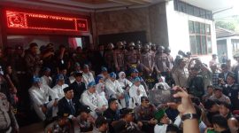 Mahasiswa dari HMI Cabang Serang saat Menyampaikan Tuntutan dalam HUT Kabupaten Serang ke-499. (FOTO; Saepul Aripin/Total Banten)