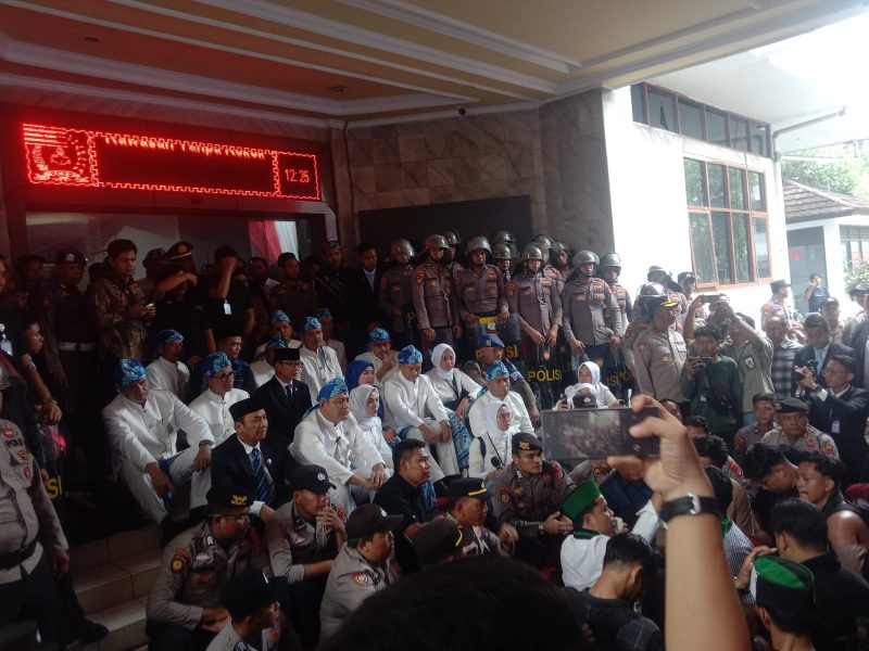 Mahasiswa dari HMI Cabang Serang saat Menyampaikan Tuntutan dalam HUT Kabupaten Serang ke-499. (FOTO; Saepul Aripin/Total Banten)