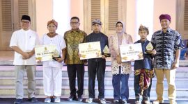 Gubernur Banten Andra Soni saat memberikan hadiah pada anak-anak dalam gelaran akbar Pekan Kebudayaan Daerah yang digelar di Gedung Negara, Kota Serang. (Ist)