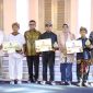 Gubernur Banten Andra Soni saat memberikan hadiah pada anak-anak dalam gelaran akbar Pekan Kebudayaan Daerah yang digelar di Gedung Negara, Kota Serang. (Ist)
