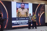 Plt Kepala Dindikbud Banten, Lukman saat Menerima Penghargaan.